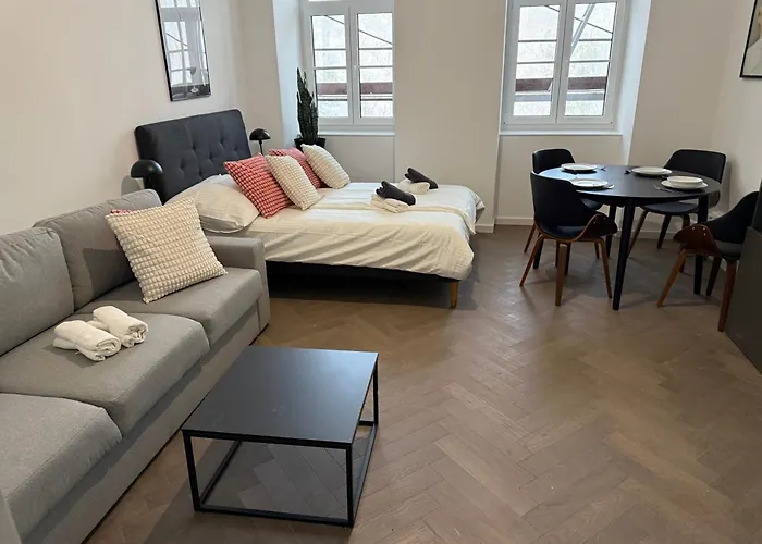 Brand New Luxury With Free Parking & Ac 维也纳